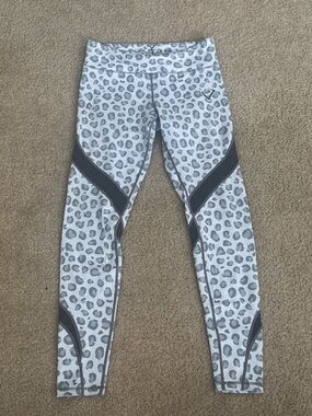 Violate the Dresscode Gray Leopard Print Active Leggings